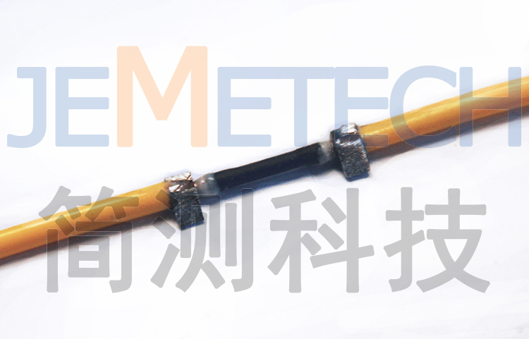微型光纤光栅应变传感器兼有细径管保护式和夹持式的优点,直径最小可达1mm,既可以埋入结构中也可以通过辅助构件安装于结构表面。该传感器基于应变增敏/减敏封装机制,通过调节封装工艺中的参数,可以灵活改变传感器的应变灵敏度系数。是目前国内尺寸最小的光纤光栅应变传感器。