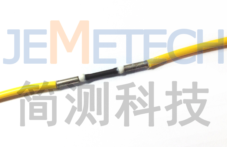 微型光纤光栅应变传感器兼有细径管保护式和夹持式的优点,直径最小可达1mm,既可以埋入结构中也可以通过辅助构件安装于结构表面。该传感器基于应变增敏/减敏封装机制,通过调节封装工艺中的参数,可以灵活改变传感器的应变灵敏度系数。是目前国内尺寸最小的光纤光栅应变传感器。